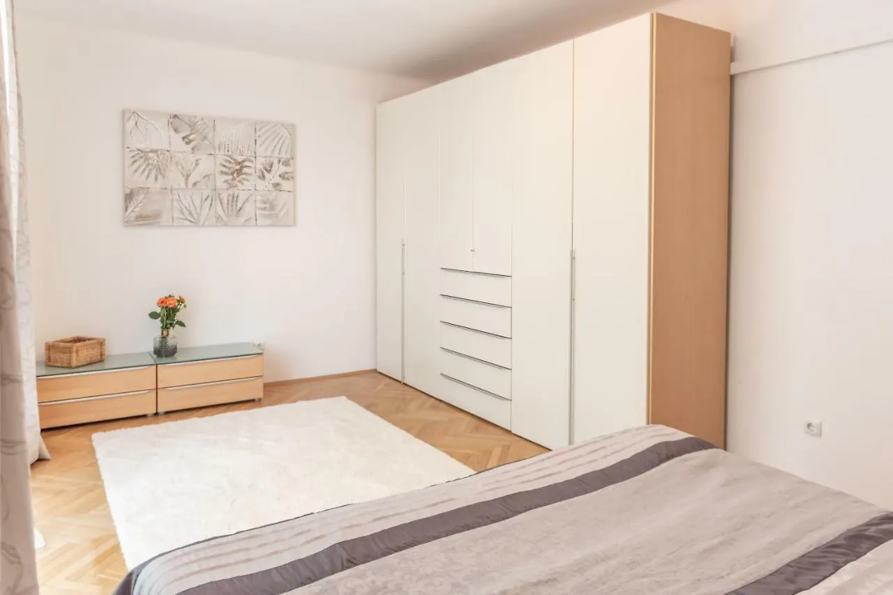 Volksgarten Suite Graz Apartment